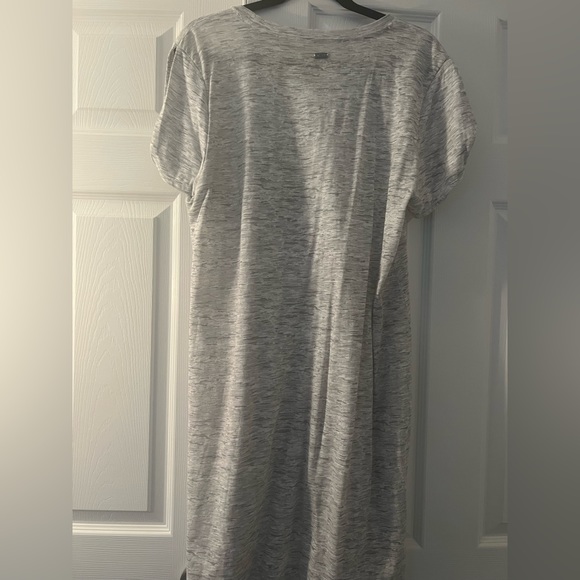 Andrew Marc New York T-shirt Dress with twisted keyhole sleeve. Size: XL - Picture 3 of 6